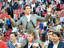 Ginés Marín paseado a hombros en el coso de los Califas (FOTO: FIT)