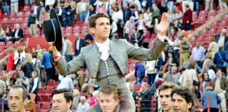 Ginés Marín paseado a hombros en el coso de los Califas (FOTO: FIT)