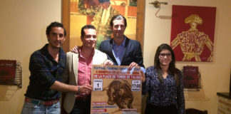 Los tres actuantes junto con el alcalde de Táliga posando con el cartel del festival