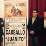 Los dos novilleros y el empresario posando con miembros de la Corporación ante el cartel de la novillada