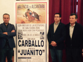 Los dos novilleros y el empresario posando con miembros de la Corporación ante el cartel de la novillada