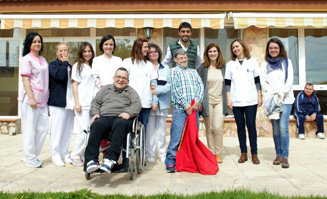 Imagen de la visita de Perera al centro de Asprona en Albacete (FOTO: Nuevo Tercio Comunicación)