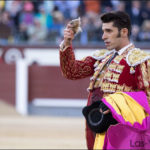 Alejandro Talavante con la oreja cortada a ley esta tarde en Las Ventas (FOTO: Juan Pelegrín)