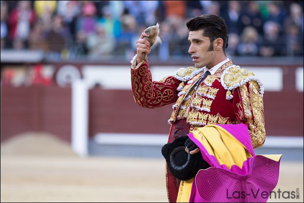 Alejandro Talavante con la oreja cortada a ley esta tarde en Las Ventas (FOTO: Juan Pelegrín)
