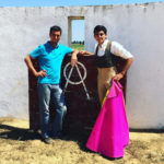 Luis Manuel Terrón y el banderillero Antonio Vázquez en un tentadero en Prieto de la Cal