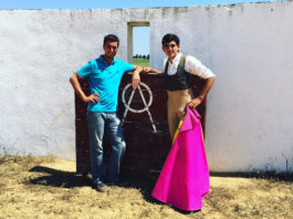 «Estoy deseado que llegue el sábado» Luis Manuel Terrón y el banderillero Antonio Vázquez en un tentadero en Prieto de la Cal