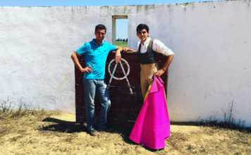 Luis Manuel Terrón y el banderillero Antonio Vázquez en un tentadero en Prieto de la Cal