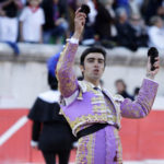 Perera mostrando las dos orejas cortadas en Nimes. (FOTO: Roland Costedoat)