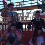Antonio Medina y Antonio Pintiado saliendo a hombros en Talarrubias