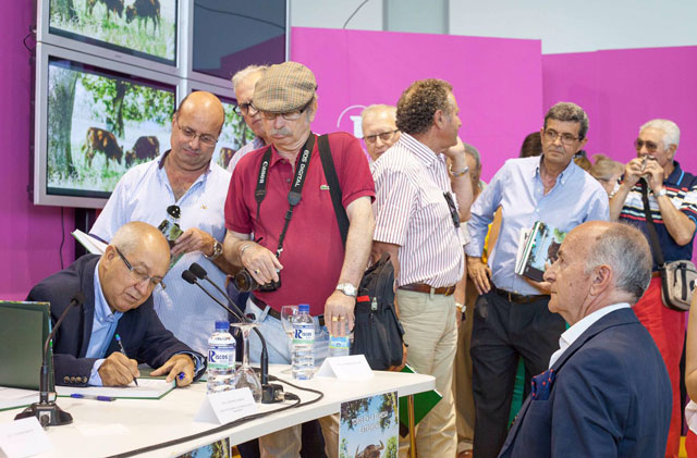 José Mª Ballester firmando ejemplares de su libro 'Toros en la dehesa extremeña' 