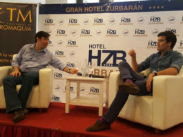 José Garrido y Antonio Girol hablando de toros en el Hotel Zurbarán para Cuadernos de Tauromaquia