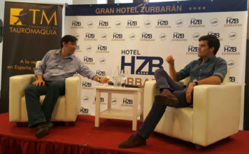 José Garrido y Antonio Girol hablando de toros en el Hotel Zurbarán para Cuadernos de Tauromaquia