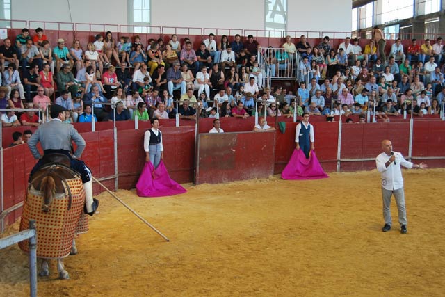 Juan Ramón Romero presentando uno de los tentaderos