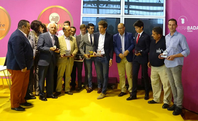 Los premiados junto con los miembros de la directiva de la Federación Taurina de Extremadura