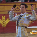 Tomás Campos con las dos orejas que cortase el día de su alternativa en Badajoz (FOTO:Gallardo)