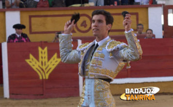 Tomás Campos corta dos orejas en Fitero Tomás Campos con las dos orejas que cortase el día de su alternativa en Badajoz (FOTO:Gallardo)