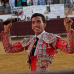 David de Miranda paseando sonriente las dos orejas del primero (FOTO:Gallardo)