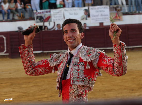 David de Miranda paseando sonriente las dos orejas del primero (FOTO:Gallardo)