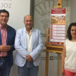 Ramón Díaz, Lorenzo Molina y María José Valdivia posan junto al cartel del ciclo
