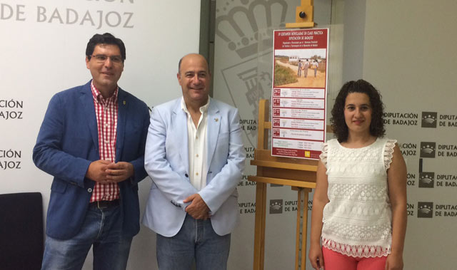 Ramón Díaz, Lorenzo Molina y María José Valdivia posan junto al cartel del ciclo