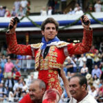 Ginés Marín saliendo a hombros del coso de Santander (FOTO:Arjona-Aplausos.es)