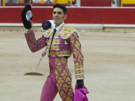 Alejandro Talavante dando la vuelta al ruedo en Pamplona (FOTO:Javier Arroyo-Aplausos)