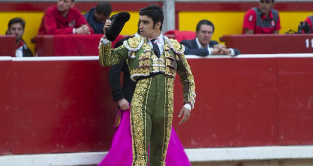 Miguel Ángel Perera saludando una ovación en Pamplona (FOTO:Javier Arroyo-Aplausos)
