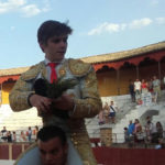 Antonio Medina saliendo a hombros de la plaza de Baeza