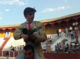 Antonio Medina saliendo a hombros de la plaza de Baeza