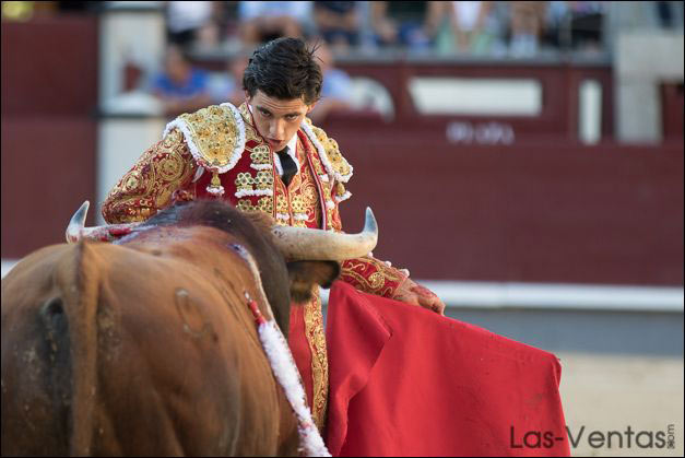 Durante su actuación con el novillo de su debut en Madrid (FOTO:Juan Pelegrín)