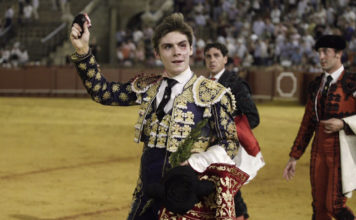 Medina dando la vuelta al ruedo en La Maestranza con las marcas de la voltereta en la cara (FOTO:Toromedia)