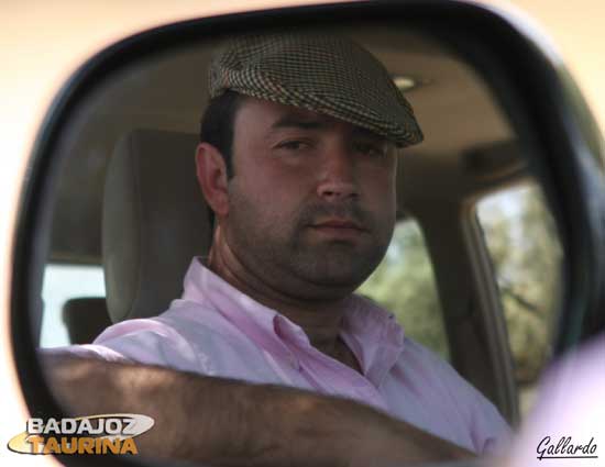 Carlos Muñoz montado en su coche mientras mira a sus toros (FOTO:Gallardo)