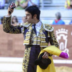 Perera mostrando una de las orejas cortadas en Vitoria (FOTO: Eduardo del Campo)