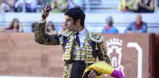 Perera mostrando una de las orejas cortadas en Vitoria (FOTO: Eduardo del Campo)