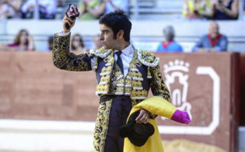 Perera mostrando una de las orejas cortadas en Vitoria (FOTO: Eduardo del Campo)