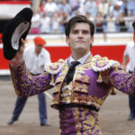 José Garrido dando la vuelta con la oreja ganada a ley (FOTO:Manu del Alba)