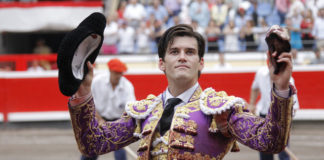 José Garrido dando la vuelta con la oreja ganada a ley (FOTO:Manu del Alba)