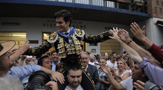 José Garrido saliendo en hombros del coso de Vista Alegre de Bilbao (FOTO: Manu de Alba)