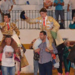 La dupla de alumnos de la Escuela Taurina de Badajoz junto al rejoneador Pérez Langa