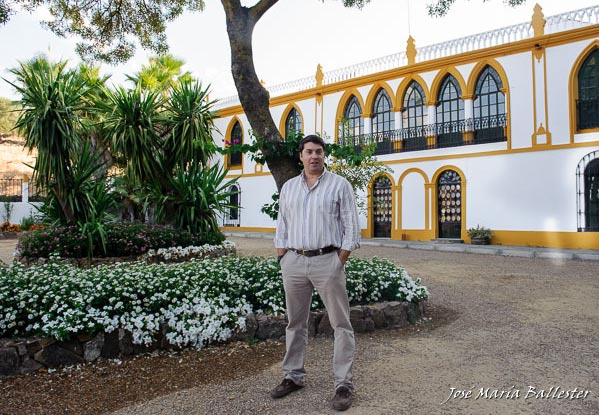 Francisco Cancho Terrón en el jardín del porche del cortijo de Los Fresnos (FOTO:JMª Ballester)