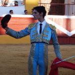 Víctor Barrio (QEPD) brindando a la afición de Herrera del Duque
