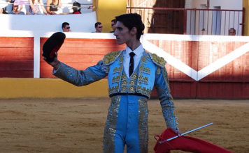 Víctor Barrio (QEPD) brindando a la afición de Herrera del Duque