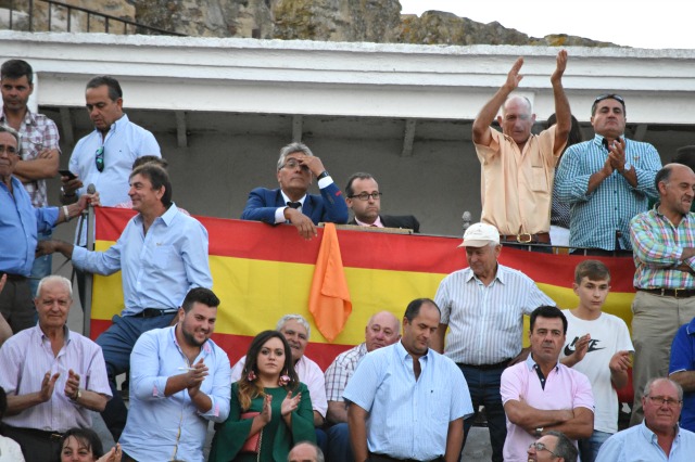 Juanito brindando a Luis Manuel Terrón