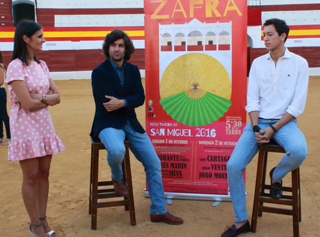 Noelia López conduciendo el acto de la previa de Zafra