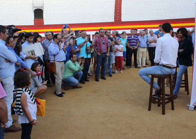 Prensa y público siguiendo la charla-coloquio