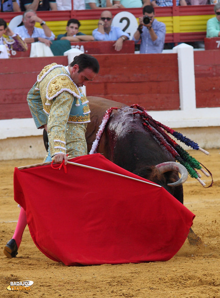 Enrique Ponce volvió a Mérida tras nueve años de ausencia. Recogió el cariño del público y les entregó dos faenas para el recuerdo (FOTO:Gallardo)