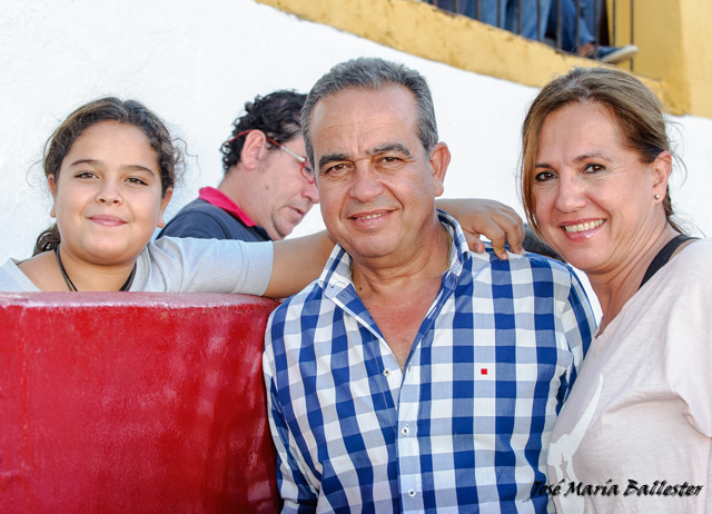 Joaquín Domínguez junto a su hija y su cuñada Inma