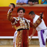 Garrido con las dos orejas de su primero en Palencia (FOTOS:Félix Palencia)