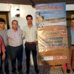 La terna y el empresario posan ante el cartel de la novillada del próximo 24 de septiembre