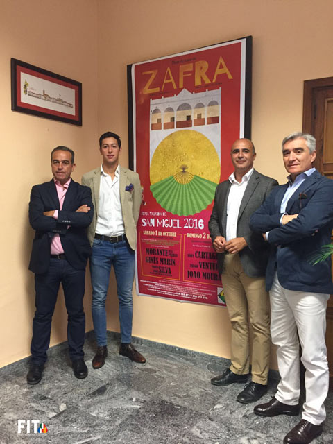 El novillero segedano junto a los empresarios y el alcalde de Zafra (FOTO:FIT) 